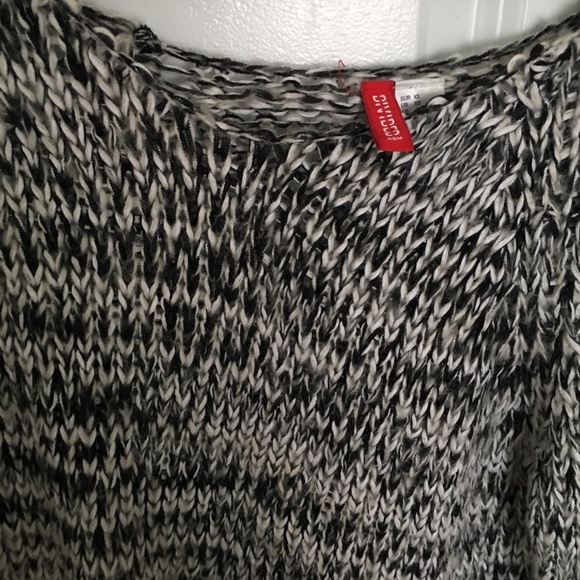 H&M Black and White Marled Knit Vneck Sweater - Picture 4 of 4